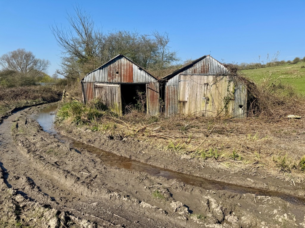 Lot: 108 - ALMOST 22 ACRES OF FREEHOLD LAND - Building at the entrance to the site